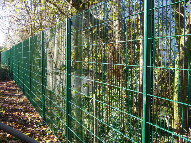 Забор сетка зеленая купить. Зелёный забор из сетки. Забор сетка зеленая. Сетка для ограждения зеленая. Сеточный забор зелёного цвета.